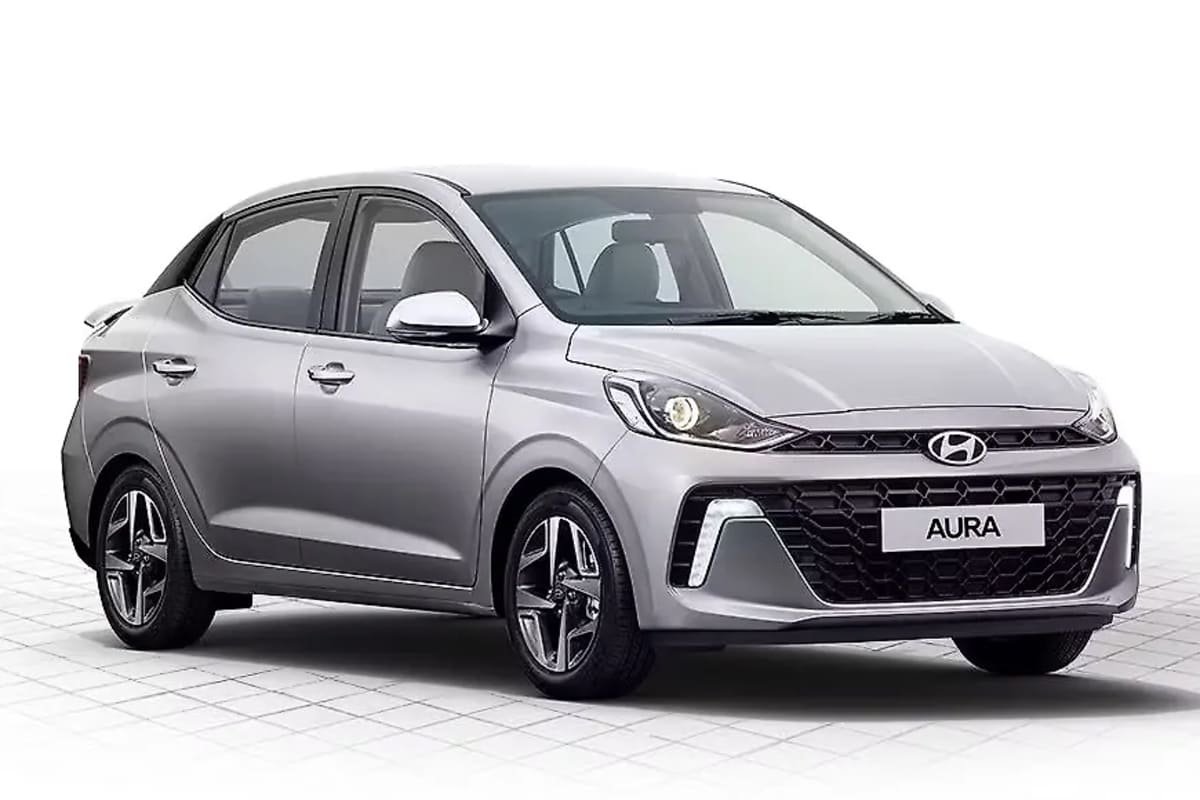 hyundai-aura-max-travels